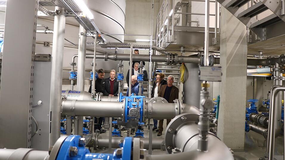 Die Stadtr&auml;te schauten sich im Hochbeh&auml;lter auf dem Katzberg um. Sechs Millionen Euro haben sich die Stadtwerke das Bauwerk kosten lassen.