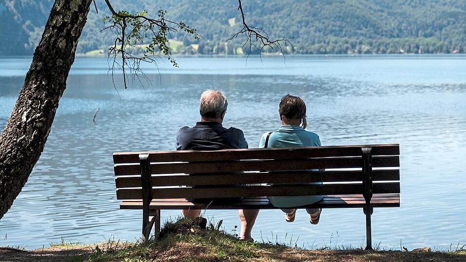 Ein Paar am See, scheinbar unbeschwert. Doch auch viele Menschen jüngeren Alters können an Demenz erkranken, wie ein Beispiel aus dem Landkreis Straubing-Bogen zeigt. Nun soll es eine Selbsthilfegruppe geben. Ein Paar am See, scheinbar unbeschwert. Doch auch viele Menschen jüngeren Alters können an Demenz erkranken, wie ein Beispiel aus dem Landkreis Straubing-Bogen zeigt. Nun soll es eine Selbsthilfegruppe geben.