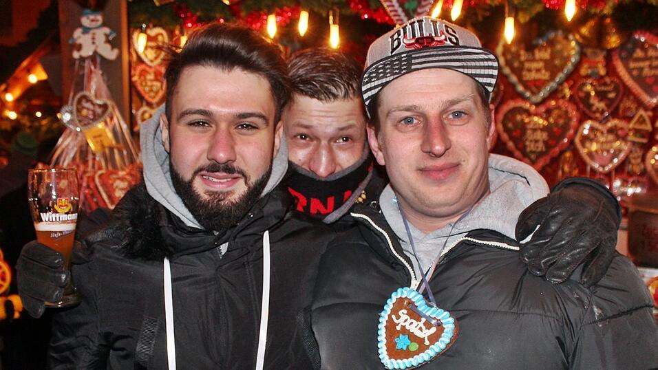 Auch am Samstag, 15. Dezember, strömten wieder etliche Besucher aus Landshut und Umgebung zur Weihnachtspyramide am Alten Viehmarkt. Auch am Samstag, 15. Dezember, strömten wieder etliche Besucher aus Landshut und Umgebung zur Weihnachtspyramide am Alten Viehmarkt.