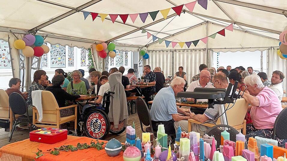 Bunt geschm&uuml;ckt hatten die Teilnehmer der F&ouml;rderst&auml;tte das Bierzelt.