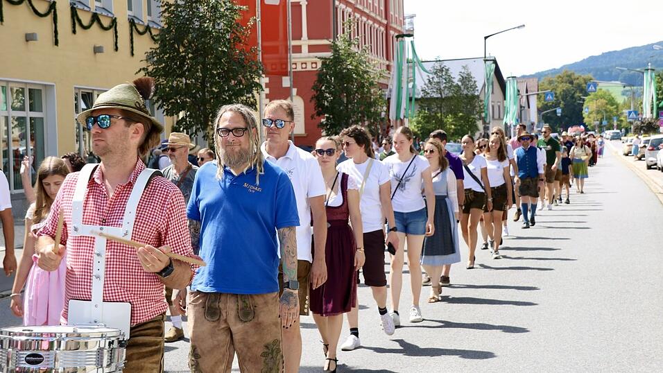 Viele Darsteller marschierten mit. Viele Darsteller marschierten mit.