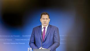 Bundesfinanzminister Lars Klingbeil äußert sich bei einer Pressekonferenz zur Sitzung des Arbeitskreises Steuerschätzung im Bundesfinanzministerium.