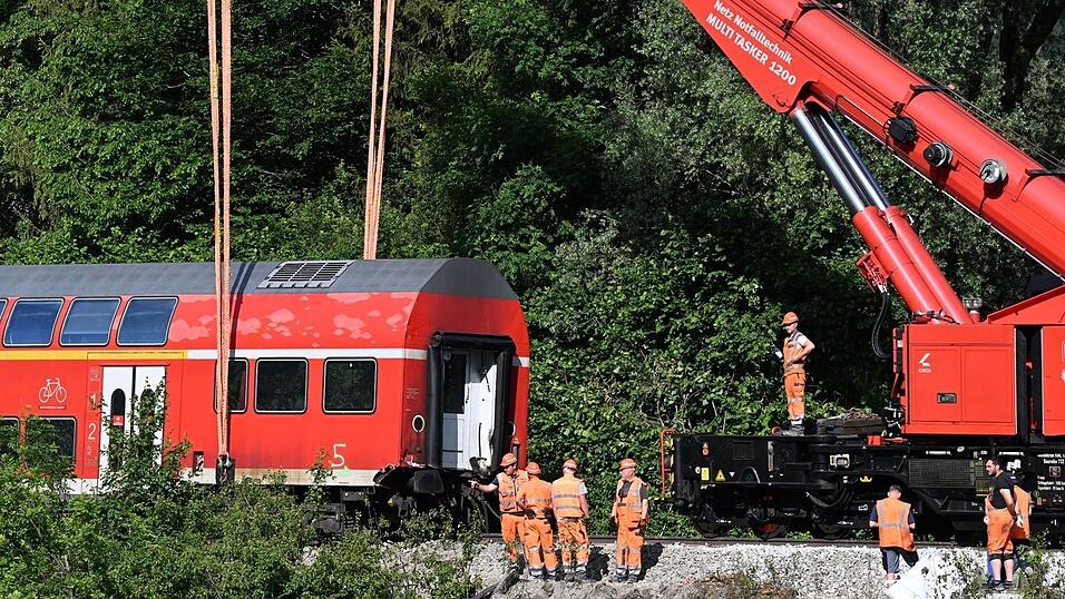 Ein Waggon von dem verunfallten Regionalzug hängt für die Bergung an dem Schienenkran. Ein Waggon von dem verunfallten Regionalzug hängt für die Bergung an dem Schienenkran.