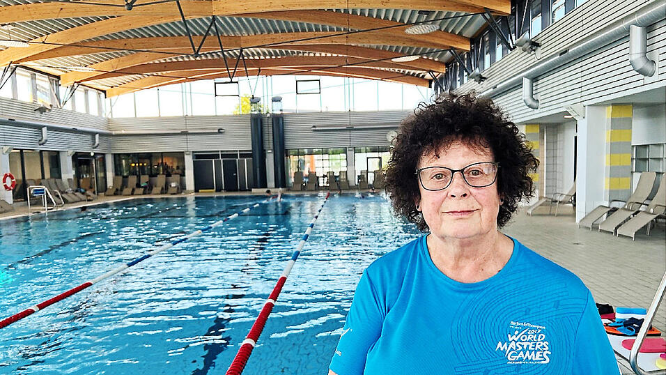 Sylvia Graßl vor dem Schwimmbecken im Ergomar. Sylvia Graßl vor dem Schwimmbecken im Ergomar.