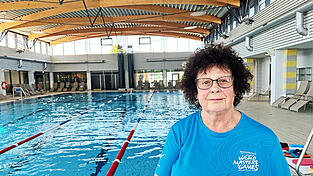 Sylvia Graßl vor dem Schwimmbecken im Ergomar. Sylvia Graßl vor dem Schwimmbecken im Ergomar.