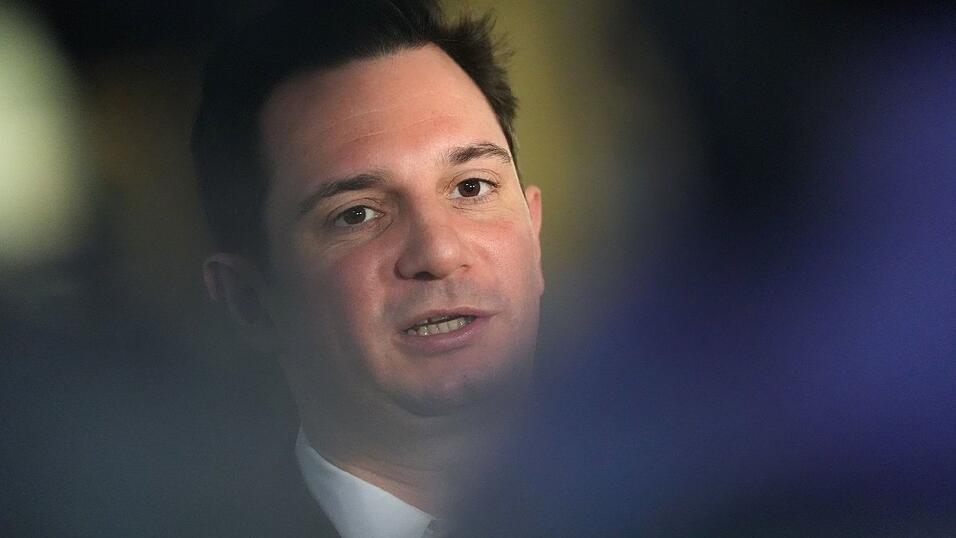 Der Anwalt des Vaters der Block-Kinder, Philip von der Meden, rät dem mutmaßlichen Chef der Entführer, sich als Zeuge nicht zu sehr auf Erinnerungslücken zu berufen. Der Anwalt des Vaters der Block-Kinder, Philip von der Meden, rät dem mutmaßlichen Chef der Entführer, sich als Zeuge nicht zu sehr auf Erinnerungslücken zu berufen.