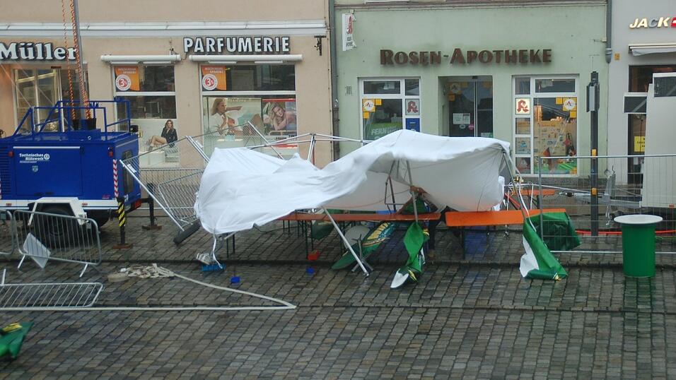 Hier sollen heute eigentlich 'Revolverheld' auftreten, doch angesichts des Starkregens droht das Konzert buchst&auml;blich ins Wasser zu fallen.