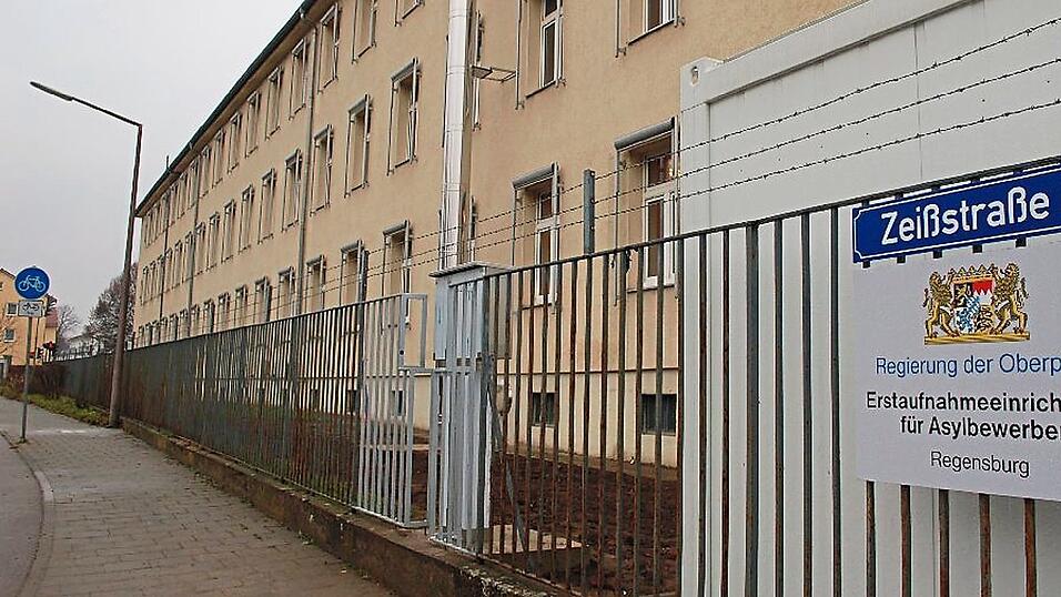 Im Ankerzentrum wohnen mehrere Menschen in einem Zimmer. Kranke und Gesunde zusammen. Im Ankerzentrum wohnen mehrere Menschen in einem Zimmer. Kranke und Gesunde zusammen.