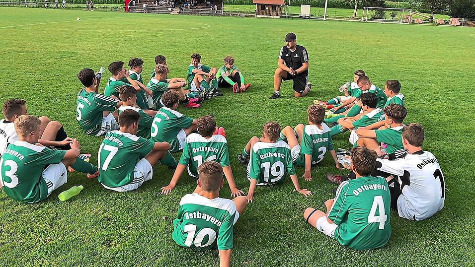 Die besten Nachwuchskicker dürfen Ostbayern in einer seiner Auswahlmannschaft vertreten. Und die Besten der Besten werden in die Bayernauswahl eingeladen. Die besten Nachwuchskicker dürfen Ostbayern in einer seiner Auswahlmannschaft vertreten. Und die Besten der Besten werden in die Bayernauswahl eingeladen.