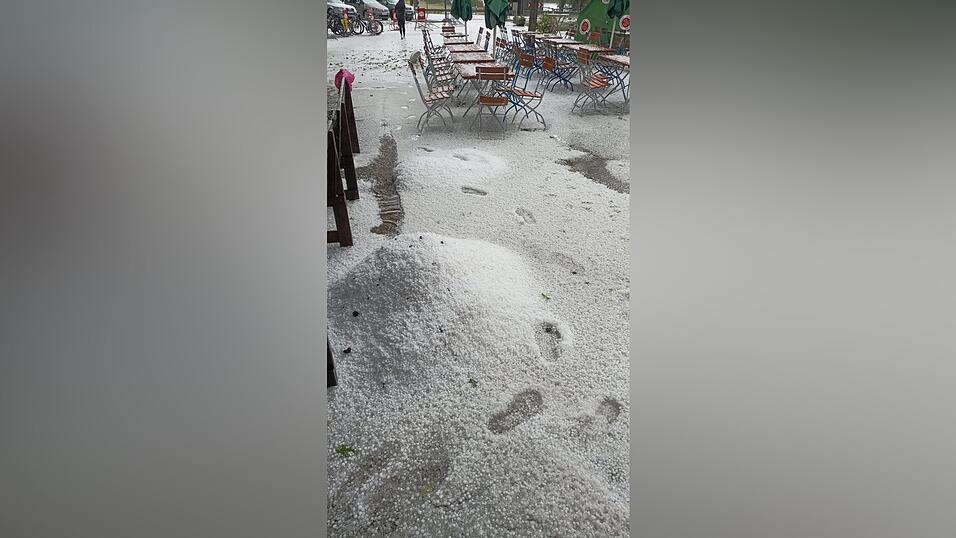 Im Gasthof 'Zur Walba', wo sonst Biergartenbesucher gemütlich beinandersitzen, war am Mittwoch plötzlich alles weiß. Ein grobes Unwetter mit Hagel hatte die Menschen in Matting überrascht. Im Gasthof 'Zur Walba', wo sonst Biergartenbesucher gemütlich beinandersitzen, war am Mittwoch plötzlich alles weiß. Ein grobes Unwetter mit Hagel hatte die Menschen in Matting überrascht.