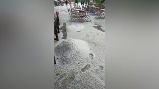 Im Gasthof 'Zur Walba', wo sonst Biergartenbesucher gemütlich beinandersitzen, war am Mittwoch plötzlich alles weiß. Ein grobes Unwetter mit Hagel hatte die Menschen in Matting überrascht.