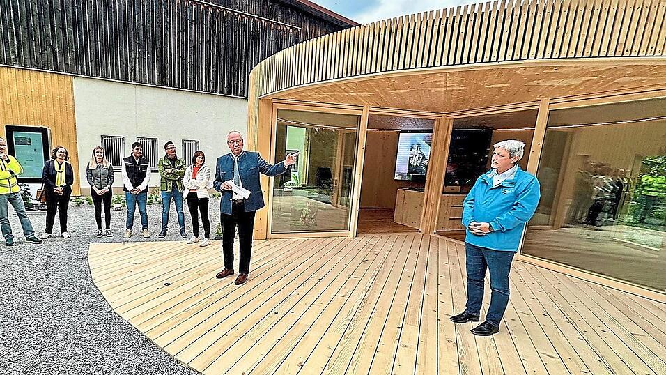 Landrat Franz Löffler zeigte sich am Donnerstag von der Gestaltung des Regionalpavillons begeistert. Landrat Franz Löffler zeigte sich am Donnerstag von der Gestaltung des Regionalpavillons begeistert.