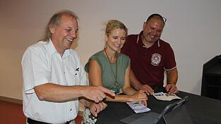 Kulturreferent Siegfried Zitzmann (v.l.), Raphaela Maier von der Iberl Bühne und Stephan Schraml von der Königlich privilegierten Feuerschützengesellschaft, die sich am Theaterabend ums Catering kümmert, hatten schon bei der Besprechung in der Aula der Mittelschule viel Spaß.