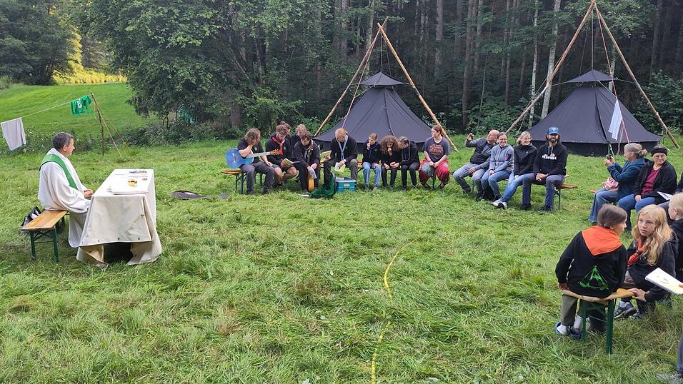 Als sehr schön wurde der Lagergottesdienst empfunden, den Pfarrvikar Toni Kopp ergreifend und altersgerecht gestaltet hatte. Als sehr schön wurde der Lagergottesdienst empfunden, den Pfarrvikar Toni Kopp ergreifend und altersgerecht gestaltet hatte.