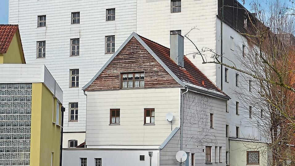 Ein Blick &uuml;ber die Abens auf die Hopfenhalle I am westlichen Rand des Auer Ortskerns. Das m&auml;chtige Geb&auml;ude steht wie ihre beiden j&uuml;ngeren Schwesternbauten in der Nachbarschaft nun unter Denkmalschutz.