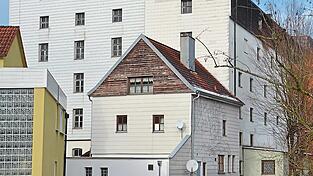 Ein Blick &uuml;ber die Abens auf die Hopfenhalle I am westlichen Rand des Auer Ortskerns. Das m&auml;chtige Geb&auml;ude steht wie ihre beiden j&uuml;ngeren Schwesternbauten in der Nachbarschaft nun unter Denkmalschutz.