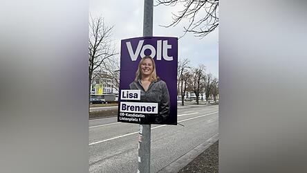 Lisa Brenner will mit Volt in den neuen Stadtrat einziehen. Aktuell muss sie sich aber mit schweren Vorw&uuml;rfen auseinandersetzen.