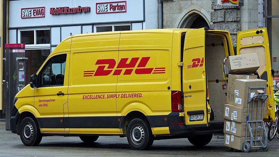 Raus mit den Paketen und ab zu den Empf&auml;ngern: ein DHL-Transporter im Einsatz. (Archivbild)