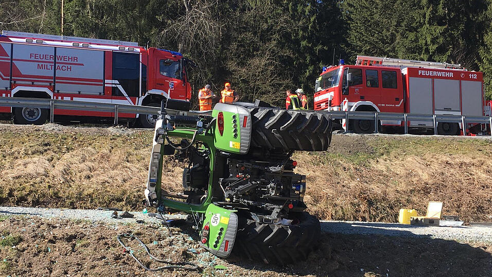 Der Traktor blieb auf der Seite liegen.