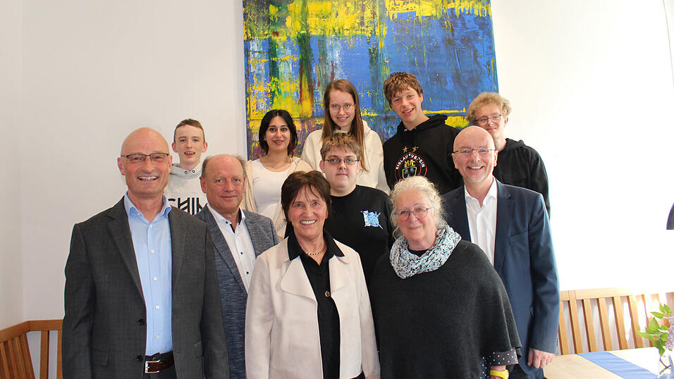 Schülerinnen und Schüler der Pestalozzischule vor einer großformatigen Gerhard-Richter-Interpretation. bei der Vernissage sprachen (vorne von links): Leitender Regierungsschuldirektor Ralf Reiner, Lebenshilfe-Vorsitzender Hans-Peter Summer, Ingrid Bauer, Lehrerin an der Pestalozzischule, Petra Strohmaier, Leiterin der Pestalozzischule, und OB Alexander Putz. Schülerinnen und Schüler der Pestalozzischule vor einer großformatigen Gerhard-Richter-Interpretation. bei der Vernissage sprachen (vorne von links): Leitender Regierungsschuldirektor Ralf Reiner, Lebenshilfe-Vorsitzender Hans-Peter Summer, Ingrid Bauer, Lehrerin an der Pestalozzischule, Petra Strohmaier, Leiterin der Pestalozzischule, und OB Alexander Putz.