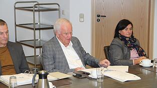 Udo Egleder (Mitte) ist Vorsitzender des Rechnungsprüfungsausschusses. Bei seinem Bericht wurden die Mitglieder des Kreisausschusses vor allem hellhörig, als er von falschen Abrechnungen berichtete.