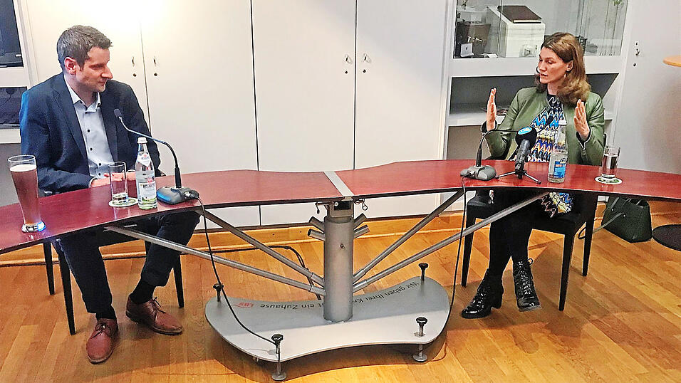 Landr&auml;tin Tanja Schweiger und Moderator Simon Stadler am Donnerstagabend im Presseclub. Die Personalkosten des Landkreises Regensburg seien die zw&ouml;lftniedrigsten der 71 bayerischen Landkreise, sagte sie.