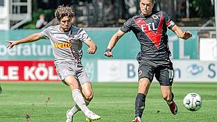 Sein Offensivpotenzial hat der SSV Jahn Regensburg beim 5:2-Sieg in Köln angedeutet. Hier dringt Außenverteidiger Benedikt Bauer (links) gegen die Viktoria-Defensive durch. Sein Offensivpotenzial hat der SSV Jahn Regensburg beim 5:2-Sieg in Köln angedeutet. Hier dringt Außenverteidiger Benedikt Bauer (links) gegen die Viktoria-Defensive durch.