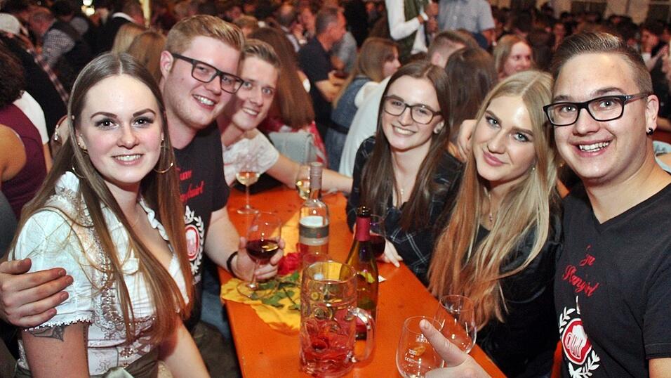 Die besten Bilder vom Wein- und Wei&szlig;bierfest des Burschenvereins Arth und der M&auml;dchengruppe.
