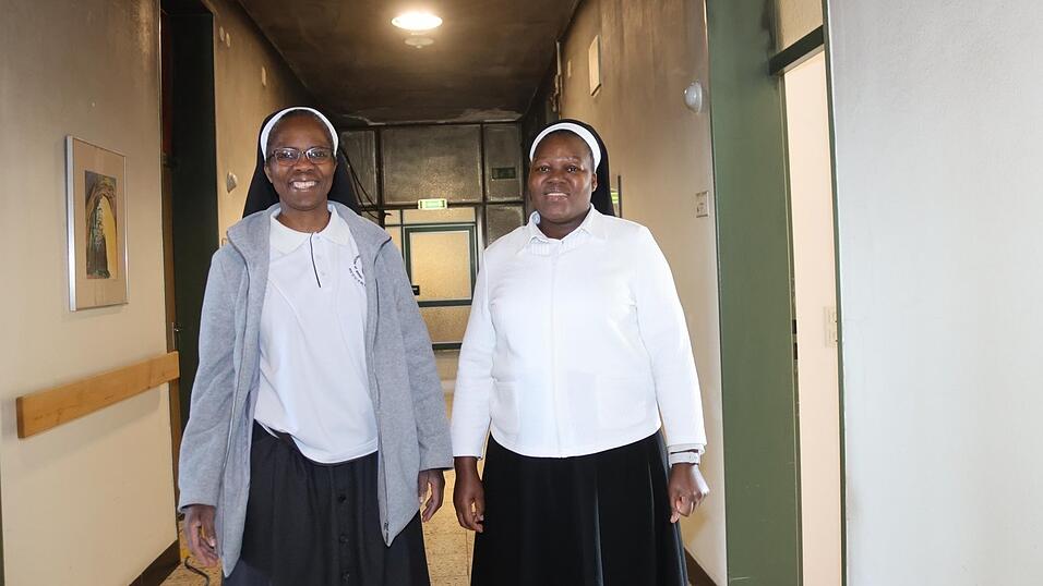 Die Schutzengel der Strahlfelder Schwestern: Schwester Stembile Mhondoro (rechts) entdeckte während ihrer Nachtschicht das Feuer auf der Krankenstation, Schwester Alexia Dendere half bei den Löscharbeiten. Die Decke über ihnen ist noch schwarz gefärbt vom Rauch. Die Schutzengel der Strahlfelder Schwestern: Schwester Stembile Mhondoro (rechts) entdeckte während ihrer Nachtschicht das Feuer auf der Krankenstation, Schwester Alexia Dendere half bei den Löscharbeiten. Die Decke über ihnen ist noch schwarz gefärbt vom Rauch.