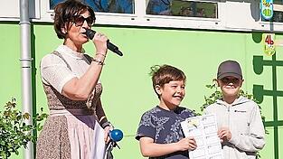 Die Zweitkl&auml;ssler Bastian und Andreas vereinbarten mit Schulleiterin Birgit Ehrenreich Hausaufgabengutscheine zur Ausl&ouml;se.