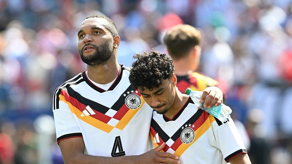 Bald auch im Verein Teamkollegen? Jonathan Tah (l) und der offenbar vom FC Bayern umworbene Nathaniel Brown. (Archivbild) Bald auch im Verein Teamkollegen? Jonathan Tah (l) und der offenbar vom FC Bayern umworbene Nathaniel Brown. (Archivbild)