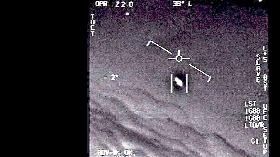 Ein unidentifiziertes Flugobjekt, das von einem Piloten der US-Marine gesichtet wurde. Ein unidentifiziertes Flugobjekt, das von einem Piloten der US-Marine gesichtet wurde.