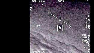 Ein unidentifiziertes Flugobjekt, das von einem Piloten der US-Marine gesichtet wurde. Ein unidentifiziertes Flugobjekt, das von einem Piloten der US-Marine gesichtet wurde.