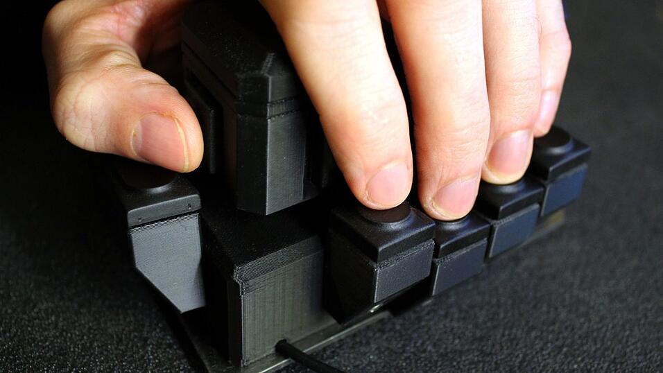 So wird das Gerät bedient. 'Am Anfang ist es etwas ungewohnt', sagt Tom Bredinin. 'Aber nach einer Weile fasst man keine Tastatur mehr an.' So wird das Gerät bedient. 'Am Anfang ist es etwas ungewohnt', sagt Tom Bredinin. 'Aber nach einer Weile fasst man keine Tastatur mehr an.'