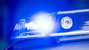 Ein Blaulicht leuchtet an einer Polizeistreife. Ein Blaulicht leuchtet an einer Polizeistreife.