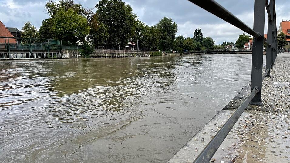 Aktuell besteht keine Hochwassergefahr in Landshut: Mit einem Pegel von 180 Zentimetern liegt die Isar deutlich unter der ersten Meldestufe.