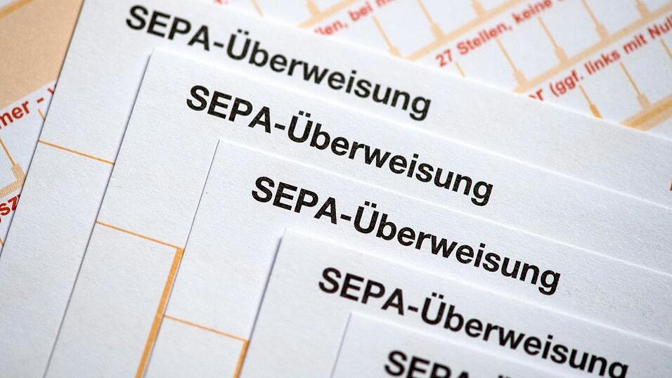 Ein Ex-Sparkassen-Mitarbeiter soll sich Geld von fremden Konten auf eigene Konten &uuml;berwiesen haben. (Archivbild)