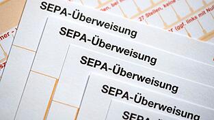 Ein Ex-Sparkassen-Mitarbeiter soll sich Geld von fremden Konten auf eigene Konten überwiesen haben. (Archivbild) Ein Ex-Sparkassen-Mitarbeiter soll sich Geld von fremden Konten auf eigene Konten überwiesen haben. (Archivbild)