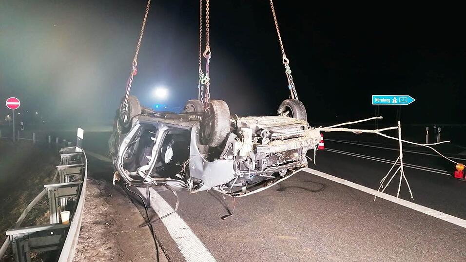 Der Wagen wurde eine Böschung hinab katapultiert und landete im Gestrüpp. Der Wagen wurde eine Böschung hinab katapultiert und landete im Gestrüpp.