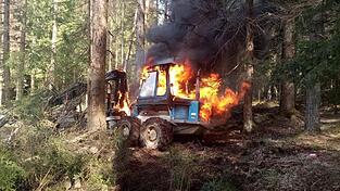 Völlig ausgebrannt ist der rückewagen bei Lindberg. Völlig ausgebrannt ist der rückewagen bei Lindberg.