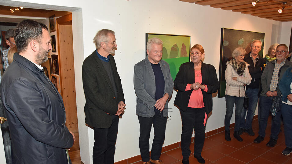 Bürgermeister Markus Hofmann, Richard Vogl, Florian Sendtner und Galeristin Elisabeth Lerche mit einer Gruppe von Besuchern bei der Ausstellungseröffnung Bürgermeister Markus Hofmann, Richard Vogl, Florian Sendtner und Galeristin Elisabeth Lerche mit einer Gruppe von Besuchern bei der Ausstellungseröffnung