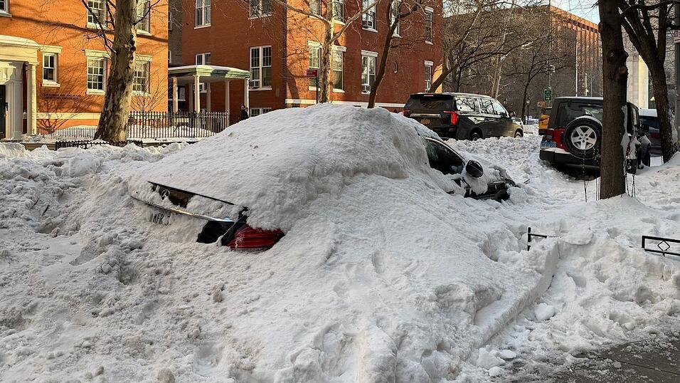 Auch wenn gro&szlig;e Teile Deutschlands unter einer wei&szlig;en Schneedecke liegen - die Menge reicht nicht an die Schneemassen in den USA heran.