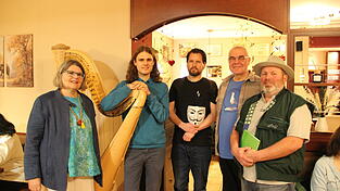 Organisator Johannes Kiermaier mit Albert Buchmeier, Stefan Tremmel von AV, Harfenist Felix Hahn und seiner Mutter, Tier&auml;rztin Sabine Hahn (v. r.), beim veganen Aschermittwoch.