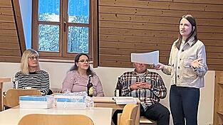 Lena Sch&ouml;berl (rechts) sprach erst &uuml;ber das Buchprojekt und dann &uuml;ber ihr Herzensthema Hausnamen.