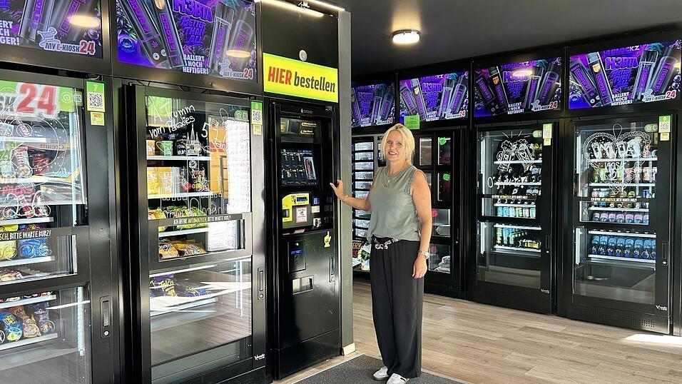 Besitzerin Michaela Hiebl im My-E-Kiosk24 in Straubing. Sie führt in Straubing, Deggendorf und Vilshofen insgesamt vier 24-Stunden-Kioske. Besitzerin Michaela Hiebl im My-E-Kiosk24 in Straubing. Sie führt in Straubing, Deggendorf und Vilshofen insgesamt vier 24-Stunden-Kioske.