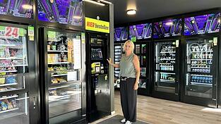 Besitzerin Michaela Hiebl im My-E-Kiosk24 in Straubing. Sie führt in Straubing, Deggendorf und Vilshofen insgesamt vier 24-Stunden-Kioske. Besitzerin Michaela Hiebl im My-E-Kiosk24 in Straubing. Sie führt in Straubing, Deggendorf und Vilshofen insgesamt vier 24-Stunden-Kioske.