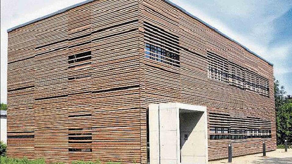 Neben dem bestehenden Geb&auml;ude an der Schulgasse wird wieder gebaut. Die Fraunhofer-Projektgruppe BioCat erh&auml;lt weitere R&auml;ume in Straubing. (Foto: su)