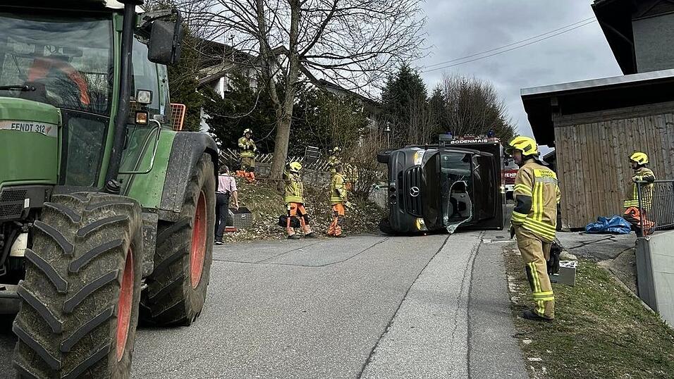 Zahlreiche Einsatzkräfte befreiten den 39-Jährigen unter dem Pakettransporter. Zahlreiche Einsatzkräfte befreiten den 39-Jährigen unter dem Pakettransporter.