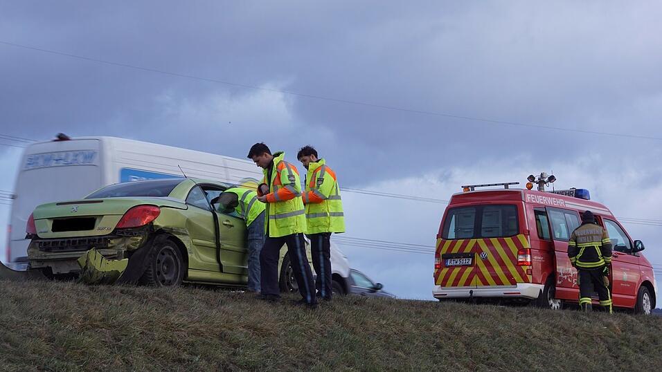Dieser Peugeot aus &Ouml;sterreich kollidierte bei Zinzendorf mit der Mittelleitplanke. Die Feuerwehr schob den Wagen auf den Seitenstreifen.