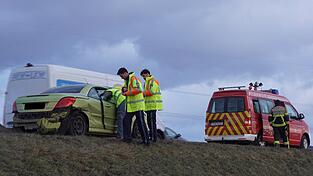 Dieser Peugeot aus &Ouml;sterreich kollidierte bei Zinzendorf mit der Mittelleitplanke. Die Feuerwehr schob den Wagen auf den Seitenstreifen.